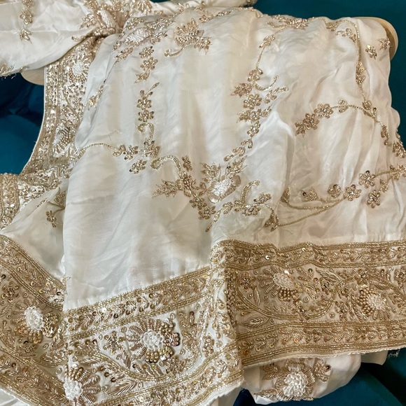 Art of Liza Ivory Bridal Sari with Veil & Readymade blouse - Picture 5 of 12